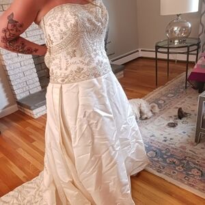 Casablanca Brand new wedding gown